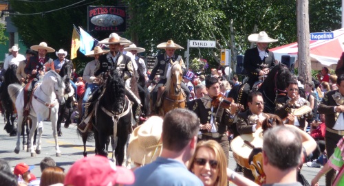 July 4th parade dancing horses